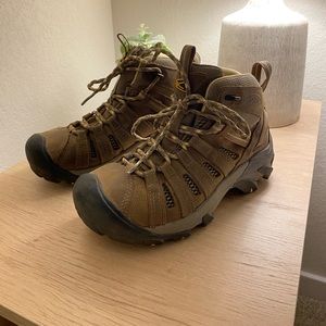 Comfy Hiking Boots in perfect shape!